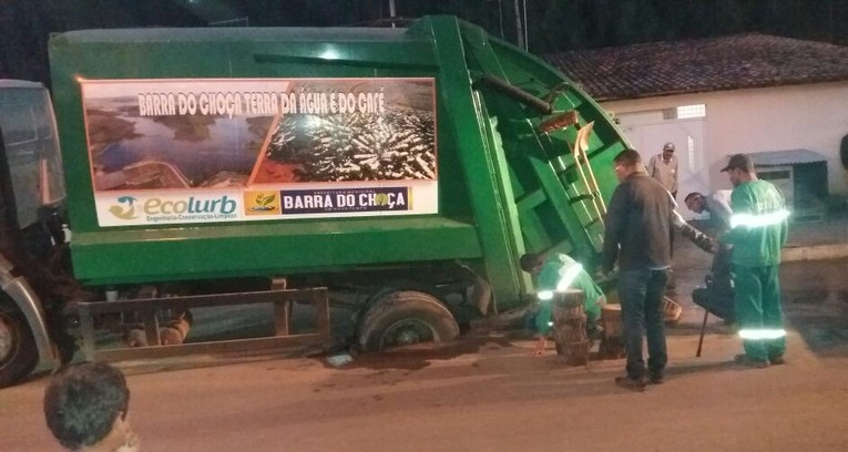 Caminh O De Lixo De Barra Do Cho A Fica Atolado Ap S Cair Em Buraco No