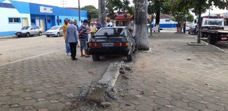 Motorista Perde O Controle Da Dire O Sobe Em Cal Ada E Bate Contra