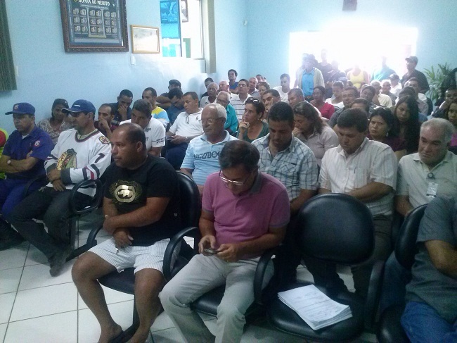 A Câmara Municipal estava lotada para discutir a qualidade da água em Barra do Choça