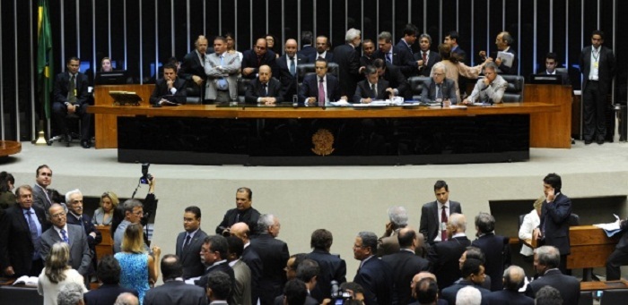 A Câmara dos Deputados aprovou nesta quarta-feira (27) o projeto que acaba com o pagamento de 14º e 15º salário a parlamentares