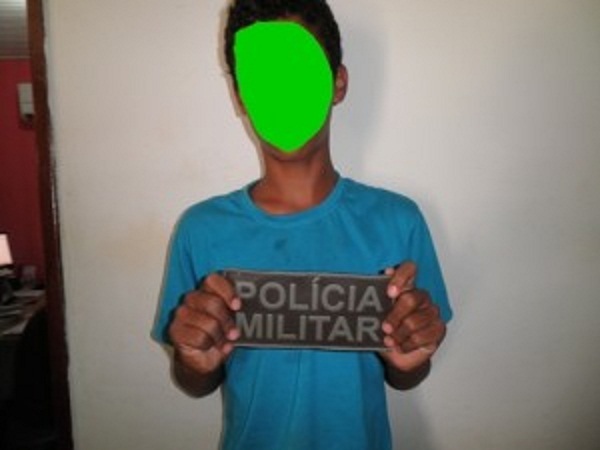 A polícia foi chamada e conduziu o menor até a delegacia. Ele foi ouvido e entregue a sua mãe.