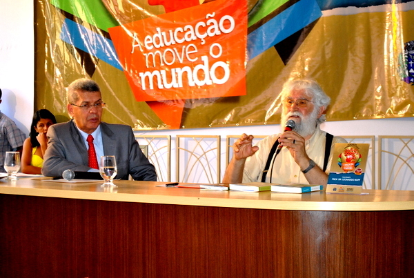 Leonardo Boff é hoje, uma referência internacional, autor de mais de setenta livros, uma figura que tem espaço em universidades do mundo inteiro”.