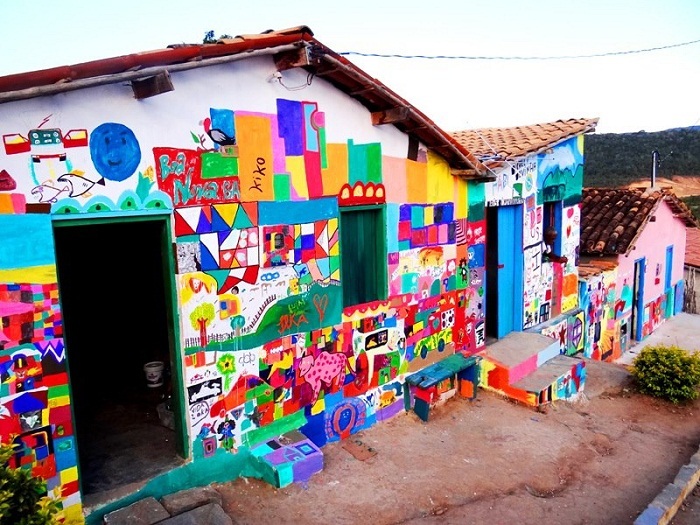 “É uma forma de agradecimento ao povo e o lugar em que nasci. Eu pinto os costumes e as casas nas telas, e agora com população estou pintando as fachadas"