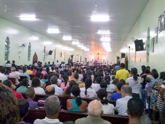 Diversos católicos lotaram a igreja para celebrar este dia tão especial no Calendário Cristão, teve gente que teve que assistir a missa de pé, mas valeu a pena, o importante era não perder a Celebração.