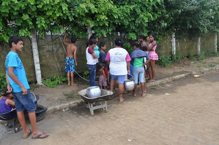 Arquivo Dez/2012 - Moradores em fila a procura de água, mais de quatro dias em falta...