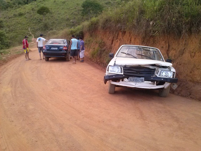 Acidente com dois veículos na Estrada Barra do Choça/Sossego