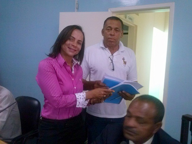 Dernevval Santana entrega nas mãos da Promotora de Justiça Documento contendo centenas de assinaturas.