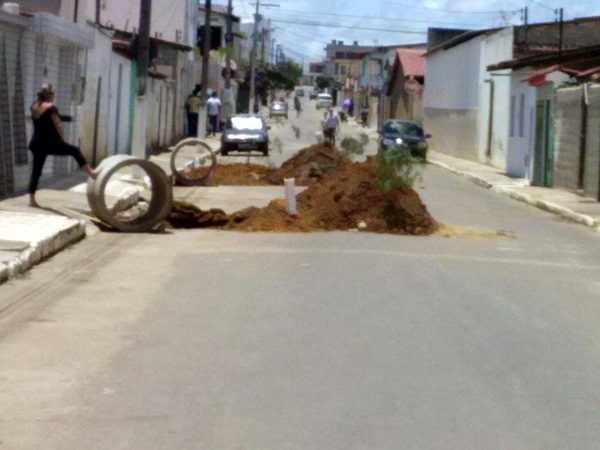 Melhorias na Rede de Esgoto na rua Régis Pacheco em Barra do Choça