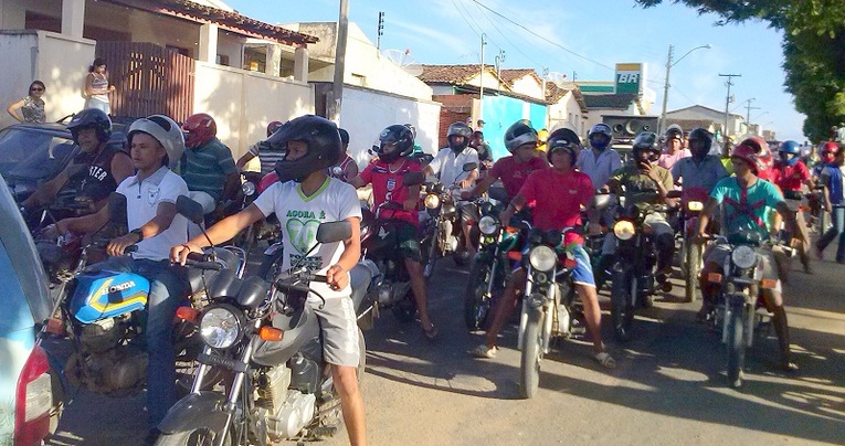 Os motociclistas também compareceram para prestarem as últimas homenagem, a  mais uma das vítimas de moto. 