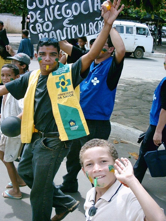 Em meio a muita emoção, amigos e familiares se despedem de Poliana; sepultamento ocorrerá neste domingo, às 9hEm meio a muita emoção, amigos e familiares se despedem de Poliana; sepultamento ocorrerá neste domingo, às 9h