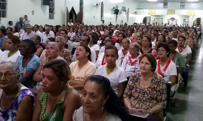 A Igreja Matriz estava repleta de parentes amigos, colegas de farda e autoridades. Foram momentos de muita emoção e homenagens às pessoas que perderam a vida no trágico acidente