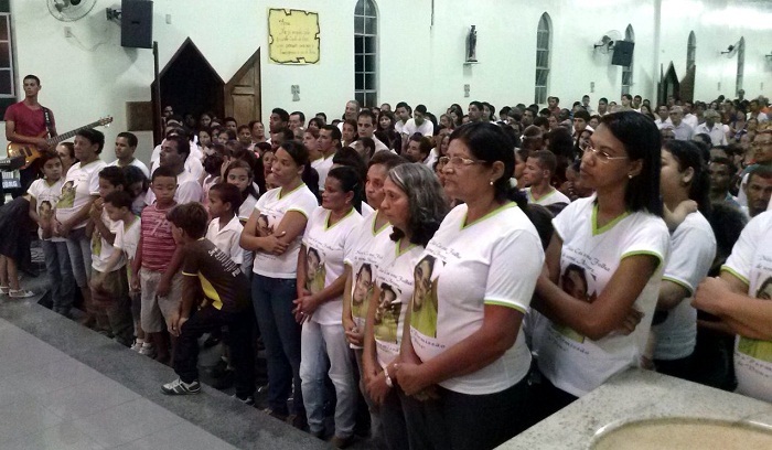 Familiares e amigos da família estavam vestidos com camisetas estampadas com as fotos de Rosineide e a filha num ato de recordação e amorFamiliares e amigos da família estavam vestidos com camisetas estampadas com as fotos de Rosineide e a filha num ato de recordação e amor