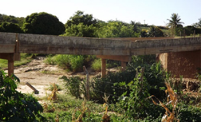 A ponte está dilapidada e pode cair a qualquer momentoA ponte está dilapidada e pode cair a qualquer momentoA ponte está dilapidada e pode cair a qualquer momento