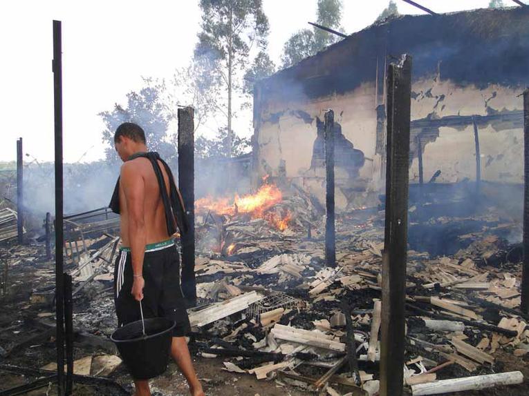 Estrutura do espaço da serraria, comprometido pelo o fogo