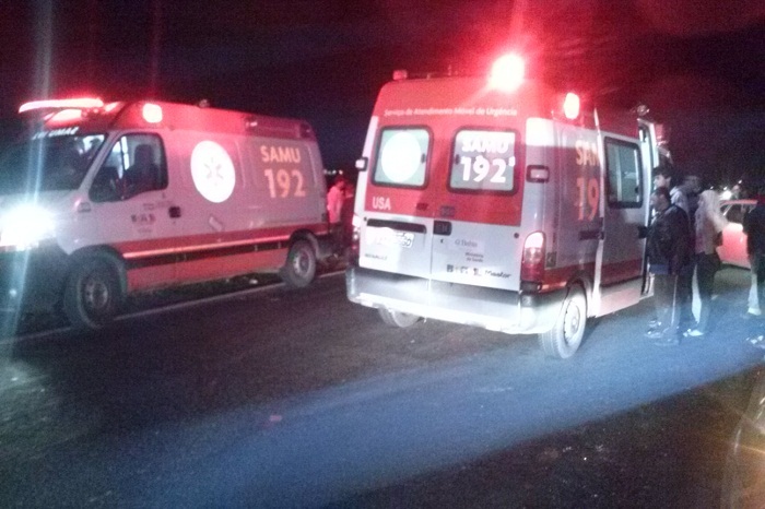 Equipe do SAMU em socorro a duas vítimas na Rodovia Barra/Conquista