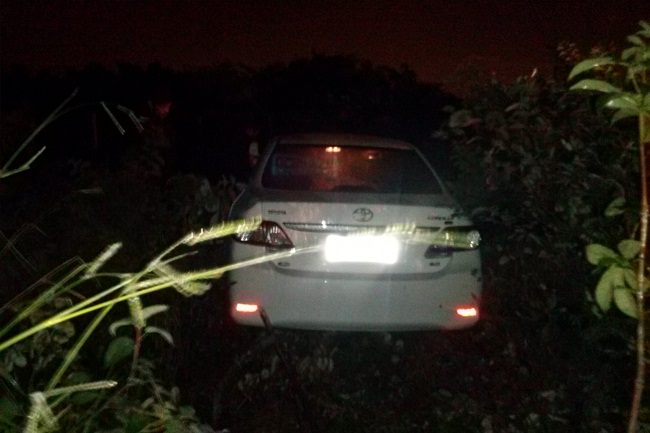 Motorista foge da cena do acidente. Carro foi parar numa ribanceira.