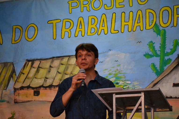 Coordenador do Eja, emocionado agradece aos presentes.