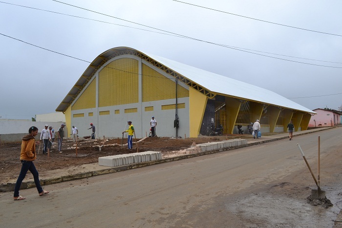 Foto de Arquivo: Pedreiros trabalham para deixar tudo pronto para a grande inauguração.