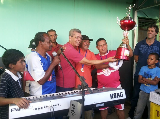 Deputado José Raimundo entrega a Taça de CAMPEÃ ao capitão da equipe vencedora