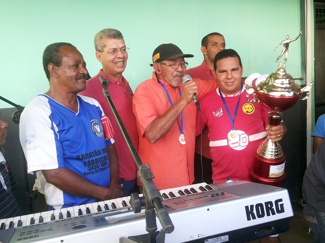 Emocionado, seu Osvaldo Brito agradece a homenagem, ao lado do Organizador Paulo Bateria, Deputado Zé Raimundo e do Capitão Erivelton