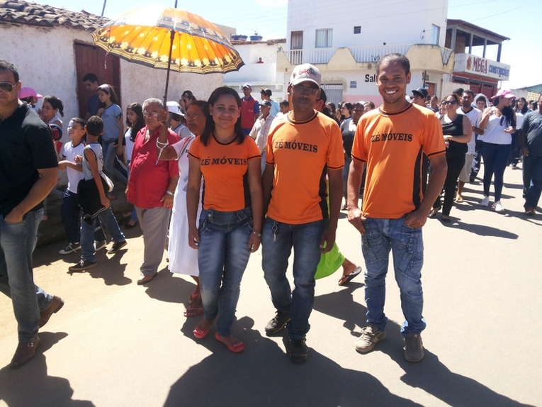 Zé Móveis participa com sua equipe da caminhada 