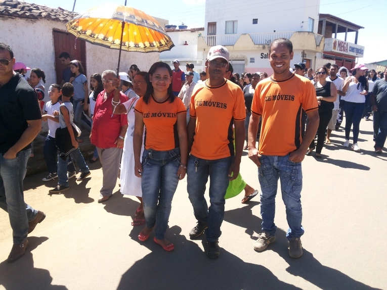 Zé Móveis participa com sua equipe da caminhada
