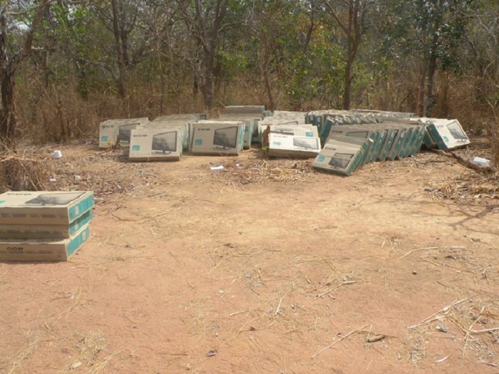 de televisores foi encontrada em matagal próximo à TO-070 (Foto: Perícia Criminal de Alvorada)