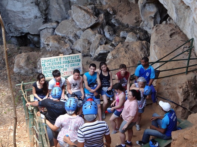 Atentos alunos participam de aula de campo na Chapada diamantina na Bahia