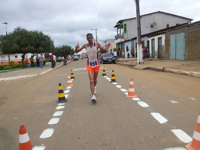 Exausto, maratonista de Barra do Choça chega em primeiro em sua categoria