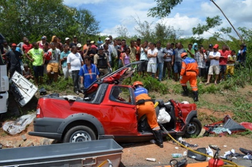 Serviço-de-resgate-da-ViaBahia-retirou-os-corpos-do-veículo.