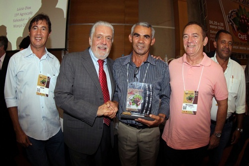 Seu Eufrásio ao lado do prefeito Oberdan e do Governador Wagner