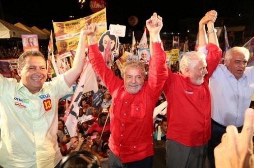 Vibrando com a grande manifestação popular em que se transformou o comício na Praça da revolução, o ex-presidente Lula disse ter certeza da vitória de Dilma, Rui e Otto