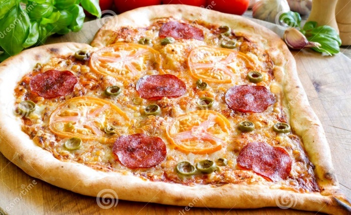 forma-do-coração-da-pizza-com-queijo-e-tomate-38884163